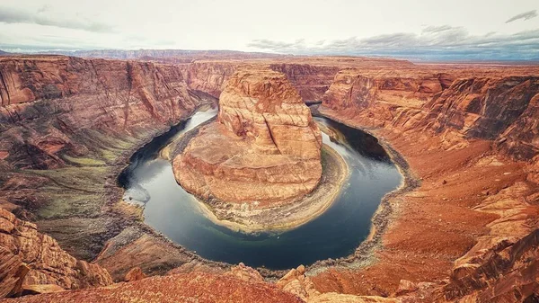 Ein Fluss Inmitten Der Felsen Des Canyons — Stockfoto