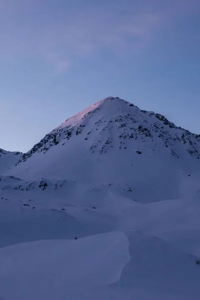 Mavi Gökyüzünün Altındaki Kar Kaplı Bir Dağın Dikey Görüntüsü — Stok fotoğraf