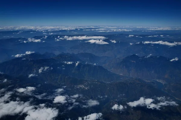 Воздушный Снимок Облаков Над Горами — стоковое фото