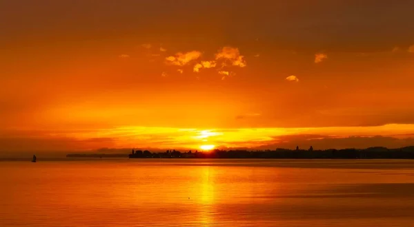 Die Hypnotisierenden Orange Gelben Töne Der Untergehenden Sonne Über Dem — Stockfoto