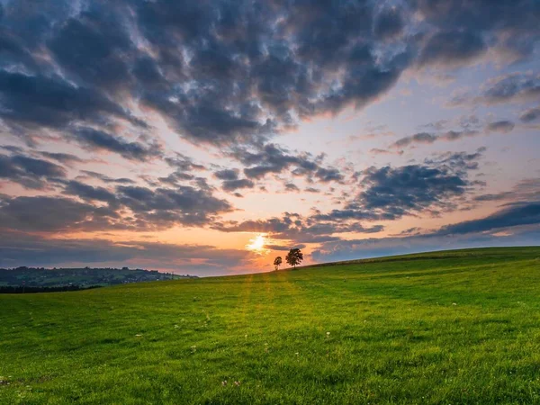 Een Landschap Van Grote Weiden Onder Dramatische Zonsondergang Hemel Perfect — Stockfoto
