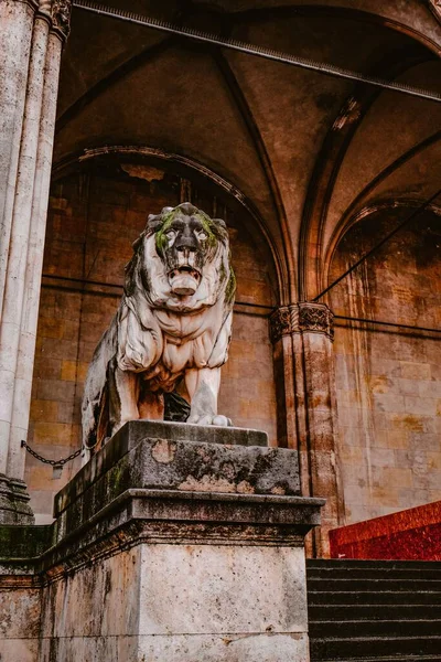 Eine Vertikale Aufnahme Einer Alten Und Mit Moos Bedeckten Löwenstatue — Stockfoto