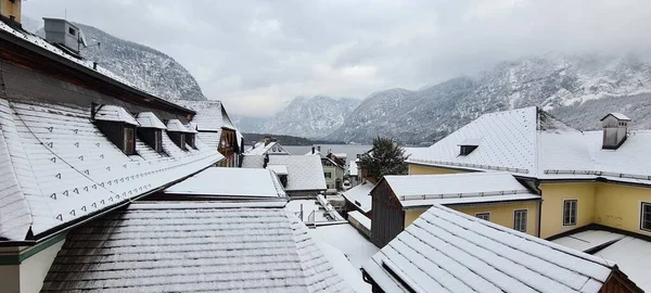 オーストリアのハルシュタットを背景に山のある建物の冬の景色 — ストック写真