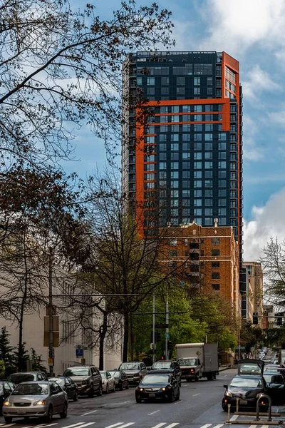 Eine Vertikale Aufnahme Eines Bunten Bürogebäudes Der Innenstadt Von Seattle — Stockfoto