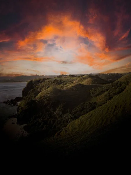 劇的な日没の空の下での丘のフィールドの素晴らしいショット — ストック写真