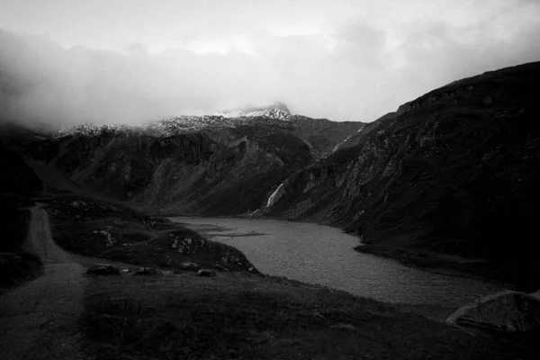 Dağlardaki Bir Nehrin Siyah Beyaz Manzarası — Stok fotoğraf