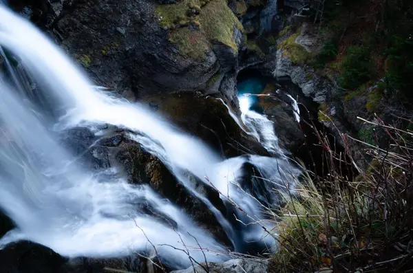 Шелковый Эффект Воды Текущей Скалистой Скалы — стоковое фото