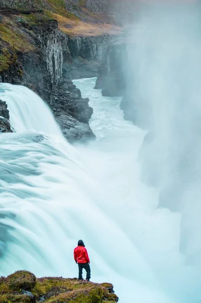 冰岛古尔佛斯瀑布附近悬崖边上站着一位徒步旅行者 — 图库照片