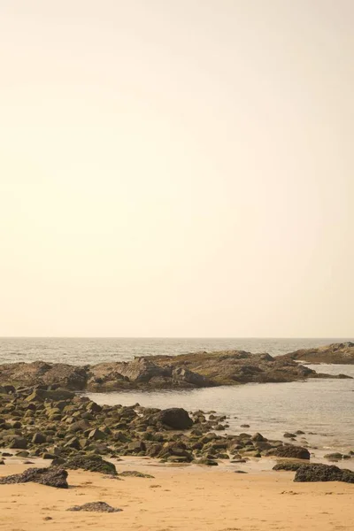 안개낀 바다의 과천연 암벽에서 — 스톡 사진