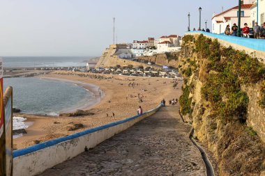 Portekiz 'in Ericeira köyünün nehir kenarındaki manzarası