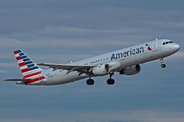 Amerikan Havayolları A321 N163US Phoenix Hava Limanı 'ndan 2022 Yılbaşı Gecesinde ayrılıyor.