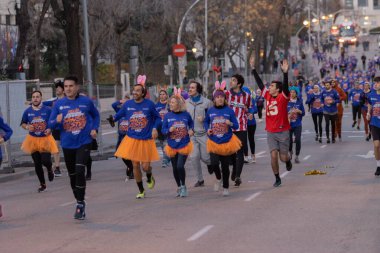 Madrid, İspanya, -Aralık 31,2022, San Silvestre 'nin popüler yarışı şehrin sokaklarında yaşlı insanların, gençlerin ve bir sürü kolonun olduğu yerde.