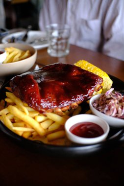 Tabağında patates kızartması olan domuz eti.