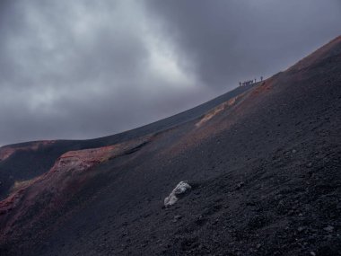 Kraterlerin manzarası Silvestri ve Etna Volkanı karanlık bulutlu gökyüzü altında