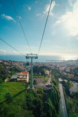 Medeira Adası 'ndaki binaların üzerindeki tramvay kablolarının dikey görüntüsü.