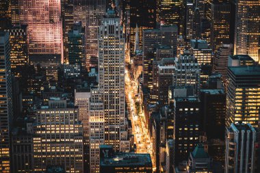 Gece New York, ABD 'de gökdelenlerin manzaralı bir görüntüsü.