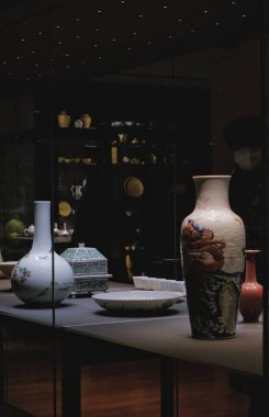 Farklı vazolardan, kaplardan ve tabaklardan oluşan dikey bir resim.