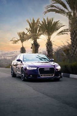 Lüks ve güzel mor Audi A6 bir arabanın dikey çekimi.