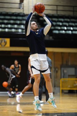 Indiana 'da sonbahar lisesi basketbol turnuvası için egzersiz yapan bir çocuğun dikey görüntüsü.