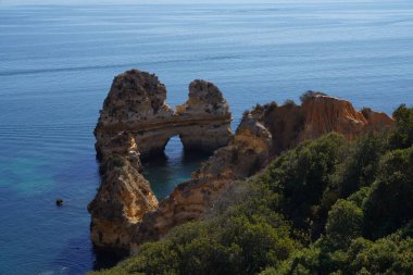 Okyanusta güzel bir uçurum manzarası