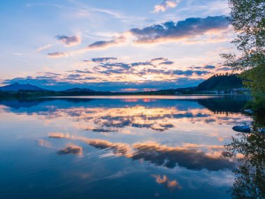 Güneşli bir yaz gününde güzel bir göl manzarası