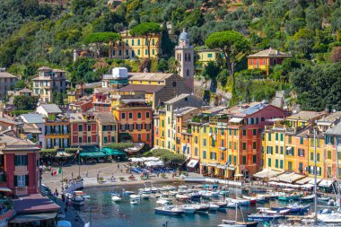 Renkli evleri olan güzel bir kasabanın liman manzarası. Portofino, İtalya.