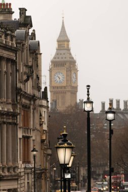 Sisli bir günde İngiltere, Londra 'daki Big Ben Kültür Tarihi' nin dikey çekimi.