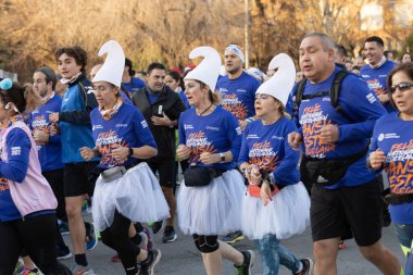 Madrid, İspanya, -Aralık 31,2022, San Silvestre 'nin popüler yarışı şehrin sokaklarında yaşlı insanların, gençlerin ve bir sürü kolonun olduğu yerde.