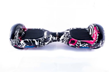 Beyaz bir arkaplanda izole edilmiş renkli bir uçan kaykayın yakın çekimi