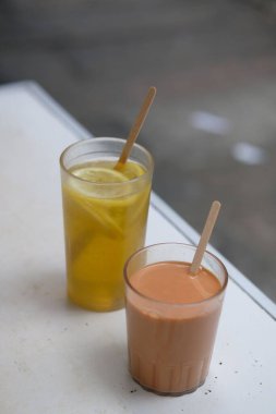 Masada saman olan bir sokak yemeği.