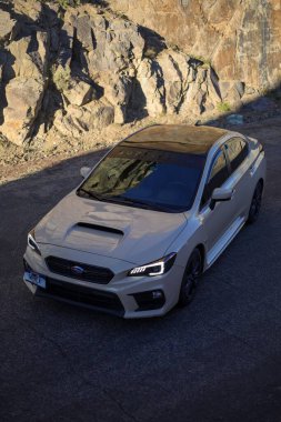 Güneşli bir günde sokakta park halinde bulunan bir Subaru WRX 'in dikey görüntüsü.