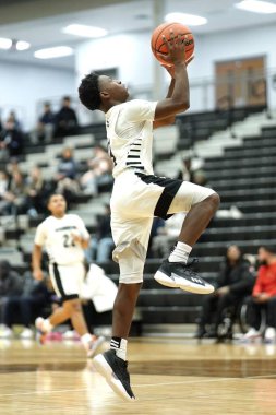 Merrillville Lisesi basketbol maçında genç bir oyuncunun dikey çekimi.
