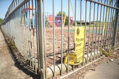 Oyun parkında kapalı oyun alanı tabelası olan büyük bir çit.