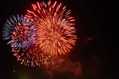 Gece gökyüzünde parlayan havai fişekler