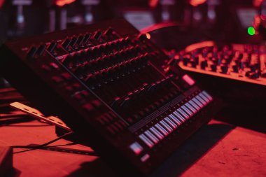 Kayıt stüdyosunda ses sinyallerini kırmızı ışıkla karıştırmak için bir ses karıştırma konsolu