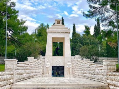 Ağaçlarla çevrili Brdo Gorica tepesinin girişi.