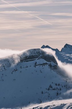 Alplerdeki kar kaplı dağların büyüleyici manzarası, Falcade, Dolomitler, İtalya
