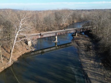 Indiana 'da ağaçlarla çevrili bir göl köprüsü