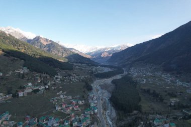Hindistan 'ın Manali kentindeki kırsal alanların, evlerin ve dağların havadan görünüşü