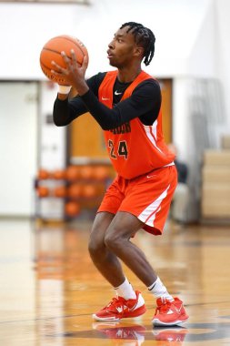 Merrillville Lisesi basketbol maçında genç oyuncuların dikey çekimi.