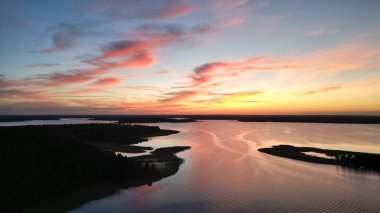 Gün batımında Usma Gölü 'nün güzel bir manzarası.