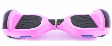 Beyaz bir arka planda izole edilmiş pembe bir hava kaykayının panoramik görüntüsü.