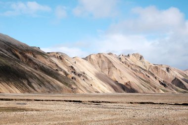 Güneşli bir günde çorak bir dağın kurak bir tarlaya manzarası.