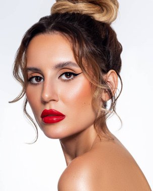 Kırmızı rujlu beyaz bir kadının dikey portresi.