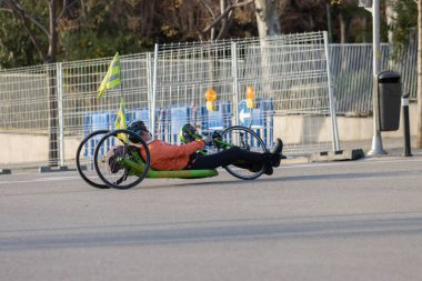 Madrid, İspanya - 31 Aralık 2022, engelli insanlar normal insanlarla birlikte olmak için araçlarıyla koşuyorlar.