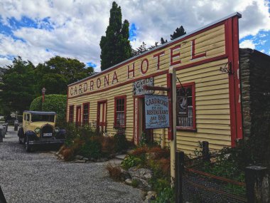 Cardrona Hotel ve Wanaka Pub 'ın önüne park edilmiş eski model bir araba.