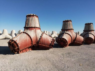 Japonya 'daki kırmızı tetrapod mavi gökyüzüne karşı