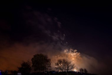 Heaton Park 'ın üzerinde gece gökyüzünde patlayan renkli havai fişeklerin güzel bir görüntüsü.