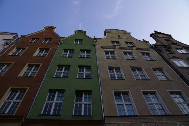 Polonya 'nın Gdansk kentindeki Long Market' te renkli binaların düşük açılı görüntüsü