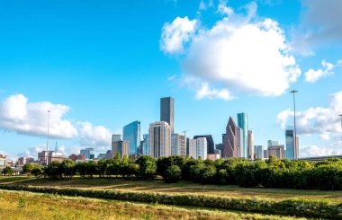 Houston silueti White Oak Bayou 'dan batıya bakıyor ve White Oak Bayou Houston' da bisiklet yolu var..